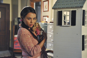 Pretty Little Liars Christmas Episode: Janel Parrish Teases New ...