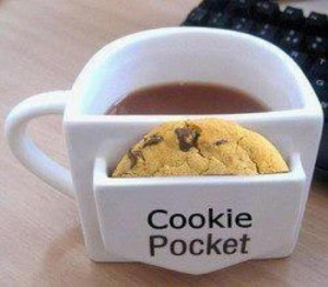 Coffee mug with a cookie pocket