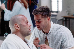Still of Brad Pitt and Bruce Willis in Twelve Monkeys (1995)