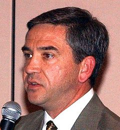 Mike Durant speaking at Tyndall Air Force Base in November 2002