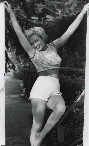 do girl. Curvy sexy Miss Marilyn Monroe !!! I really love these curvy ...