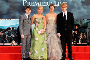 Daniel Radcliffe, JK Rowling, Emma Watson and Rupert Grint pose ...