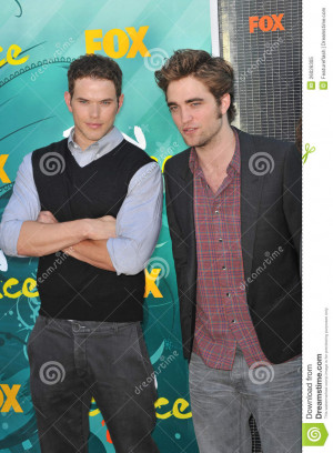 Kellan Lutz left amp Robert Pattinson at the 2009 Teen Choice Awards