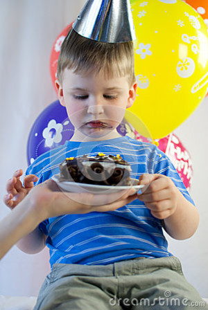 happy-boy-eat-birthday-cake-soiled-eating-31029671.jpg