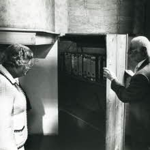 Otto Frank met Koningin Juliana bij draaibare boekenkast (1979)