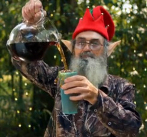 Uncle Si pouring himself a cup of sweet tea in elf costume