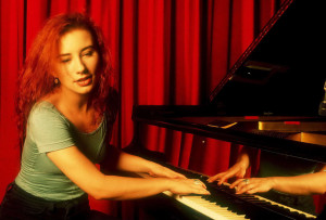 Tori Amos à son piano: la communion de l'artiste et son instrument ...