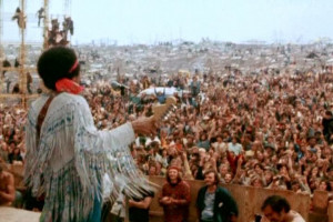 Jimi Hendrix tijdens zijn optreden op Woodstock)