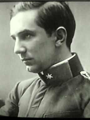 Hungarian Army Captain Bela Blaskó (Lugosi) fought in The Great War.