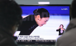 Station in Seoul, South Korea, watch a TV news showing Yuna Kim ...