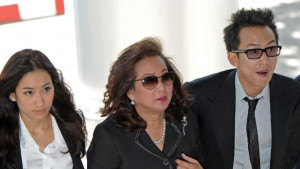 Former Thai premier Thaksin Shinawatra's ex-wife Pojaman (C), flanked ...