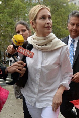 Kelly Rutherford arrives to a Manhattan court in New York without her ...