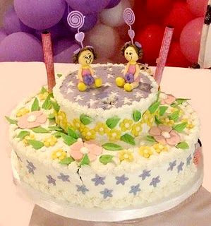 Este bolo eu fiz para as minhas sobrinhas gêmeas Karine e Camila.