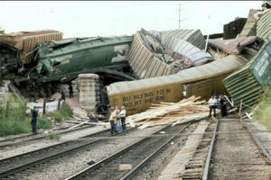 搞笑火车事故图片