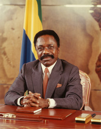Omar Bongo pr sident de la R publique du Gabon dans son bureau