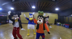 ... funny disney characters dance off mickey and minnie dancing to gangnam