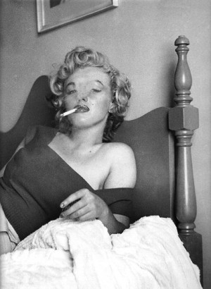 Marilyn Monroe - Smoking in Bed