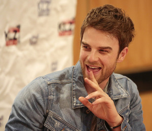 nathaniel buzolic guest stars as dean stavros on pretty little liars