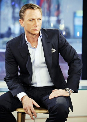 Daniel Craig. Navy suit. Grench cuff. Pocket square. No tie.