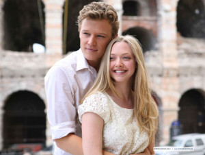 Chris Egan & Amanda Seyfried for the Letters to Juliet photocallI love ...