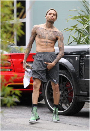 ... Chris Brown takes off his shirt in unprovoked tirade – X17online.com