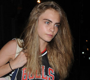 Cara Delevingne gets sporty in a basketball jersey crop top and trendy ...