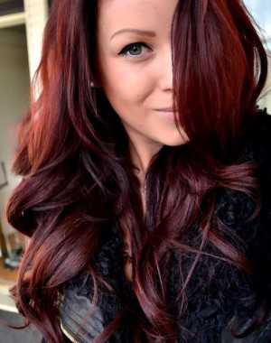 Idée couleur cheveux rouge foncé .