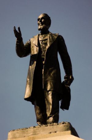 Description Alexander Mackenzie Statue.jpg