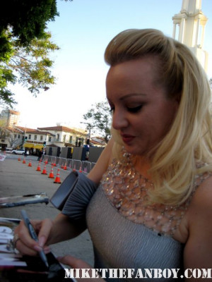 Wendi McLendon-Covey from reno 911 and bridesmaids sign autographs for ...