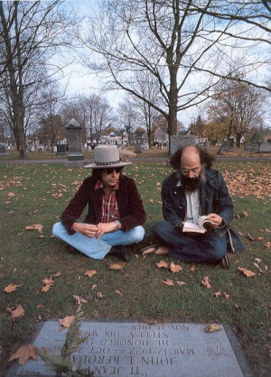 Bob Dylan y Allen Ginsberg leyendo poemas en la tumba de Jack Kerouac.