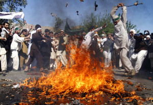 Quema de una efigie de Obama en Jalalabad en protesta por la quema del ...