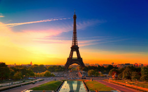 Vor allem bei Sonnenuntergang lohnt sich der Besuch des Eiffelturms ...