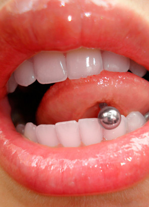 Lo que debes saber sobre el piercing en la lengua y el sexo oral