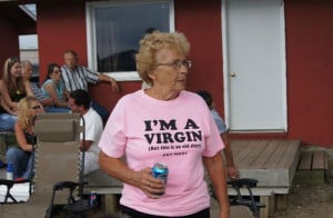 Awesome old people in funny t-shirts (17 Pics)
