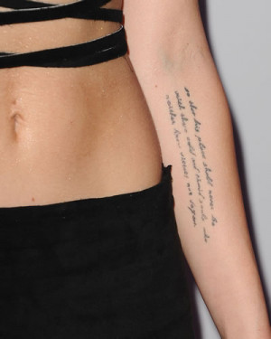 Miley-Cyrus-tatuaggi-scritte.jpg