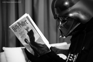 Voldemort vs. Darth Vader Darth Vader reads Harry Potter
