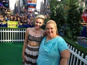 Miley Cyrus Meets Mama June Shannon From Here Comes Honey Boo Boo (PIC ...
