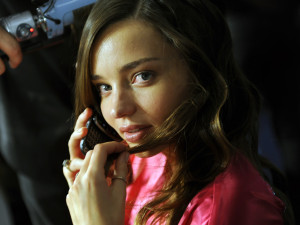 Miranda Kerr chatted on the phone while getting ready for the Victoria ...