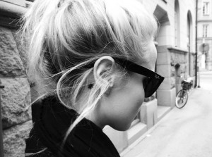 black and white, blonde, fashion, girl, ray bans, sunglasses, tattoo