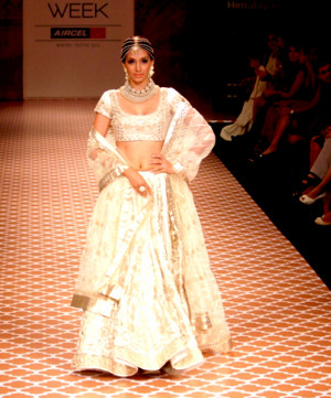Preeti Desai Makes a Stunning Bride for Anita Dongre at Lakmé Fashion ...