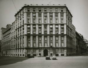 Palazzo Civita, piazza Eleonora Duse completato nel 1933, qui in un ...