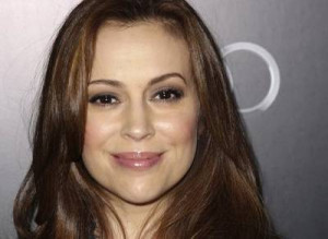 alyssa milano s daring breastfeeding photo on instagram 01 07 alyssa ...