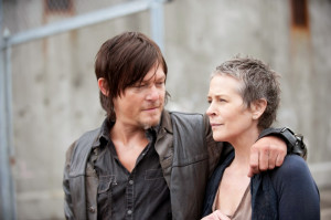 ... van The Walking Dead met Daryl en Carol, buiten bij de gevangenis