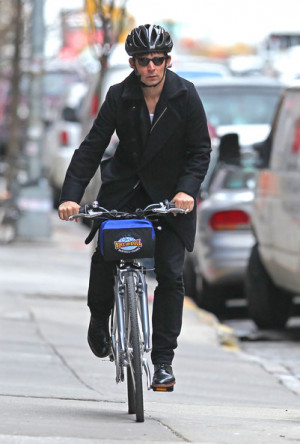 mike dirnt riding his bike in new york in this photo mike dirnt green ...
