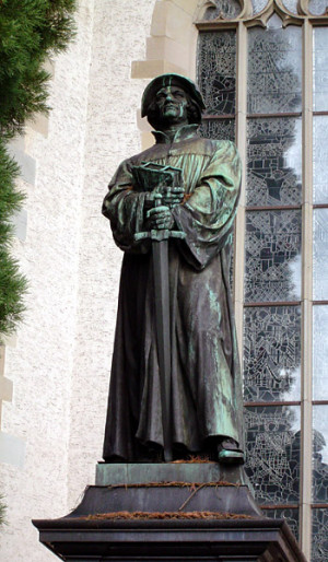 Description Zwingli statue.jpg