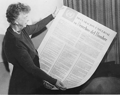 Eleanor Roosevelt sosteniendo una copia en español de la Declaración ...