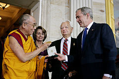 XIV Dalajlama otrzymuje Złoty Medal Kongresu , 17 października 2007