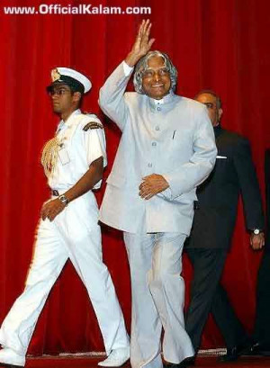 Abdul Kalam waves to students - File Photo