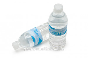 Maßgeschneiderte kunststoff-wasserflasche label aufkleber