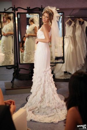 90210 saison 4 : Naomi, resplendissante en robe de mariée